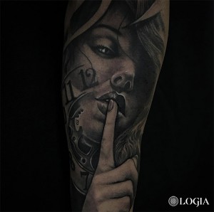 tatuaje-brazo-chica-reloj-logia-barcelona-diego 